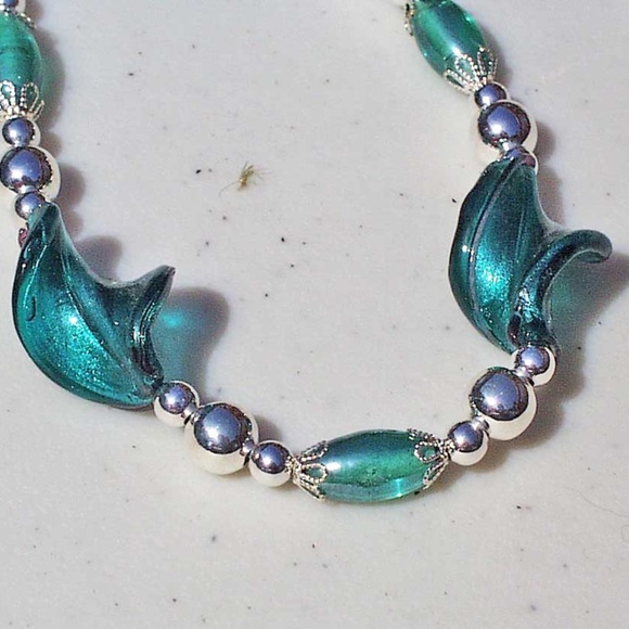 LAMPWORK GLASS NECKLACE, TWISTED WITH SILVER GLITTER, 18 INCHES LONG, WITH GLASS - Picture 2 of 2